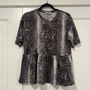 Zara Trafaluc Women's Snakeskin‎ Short Sleeve Peplum Top Grey Black Size M